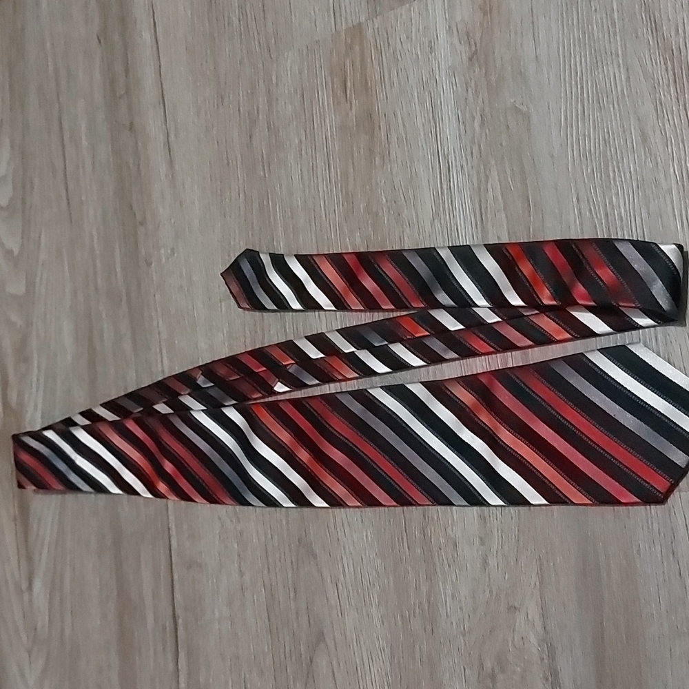 Le Chateau tie